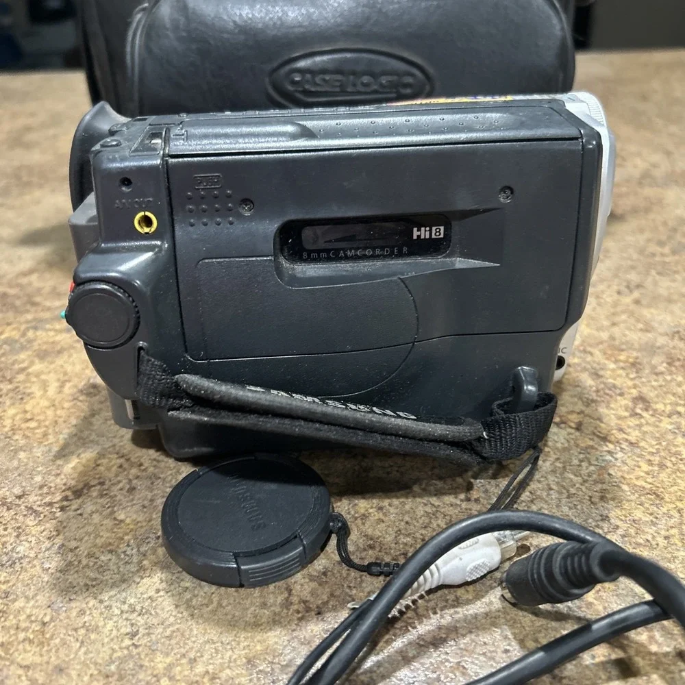 Samsung SCL860 Hi8 8mm Camcorder 22x Optical Zoom NTSC Silver No Charger